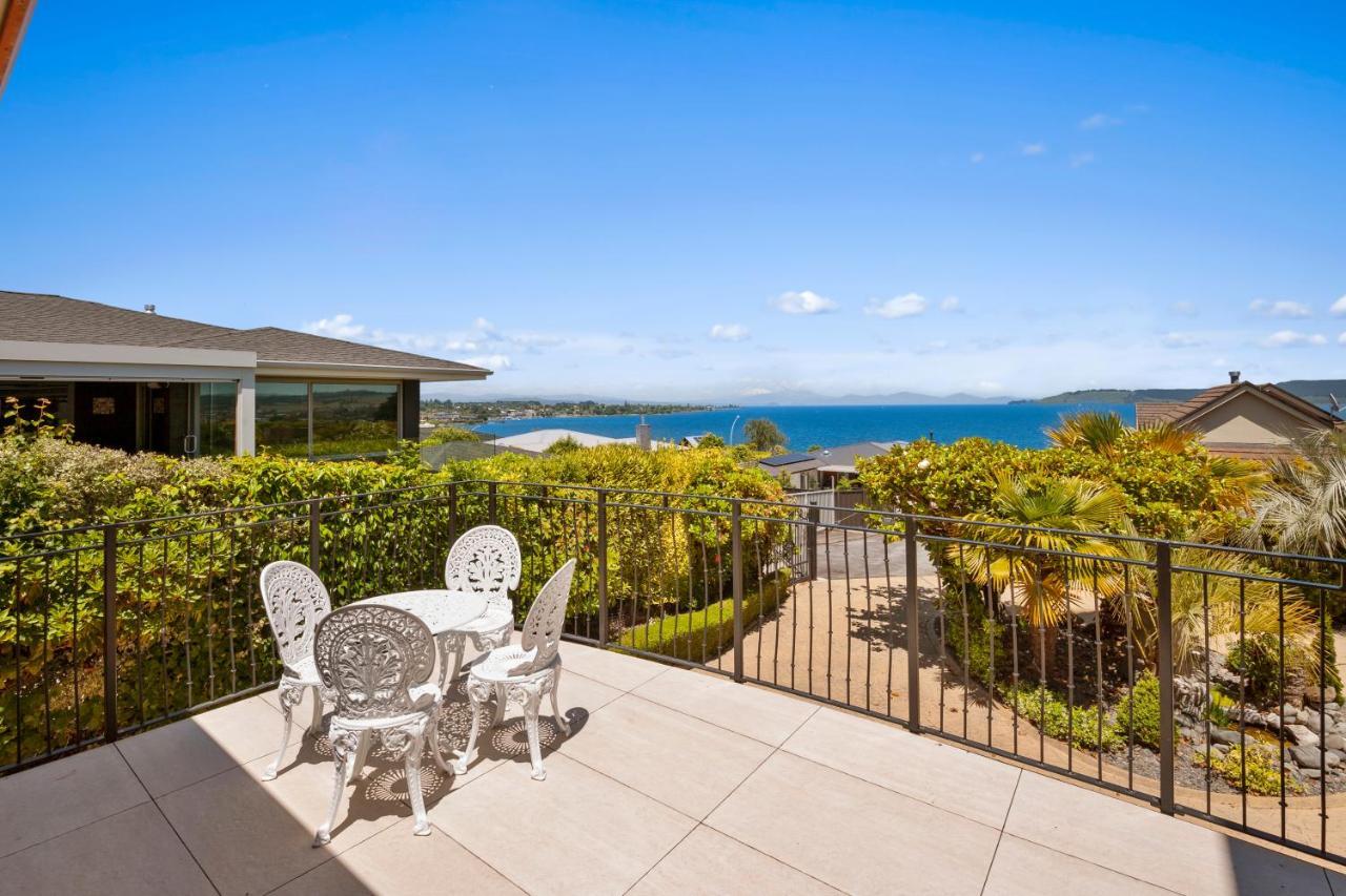 Lake View By Town Taupo Exterior photo