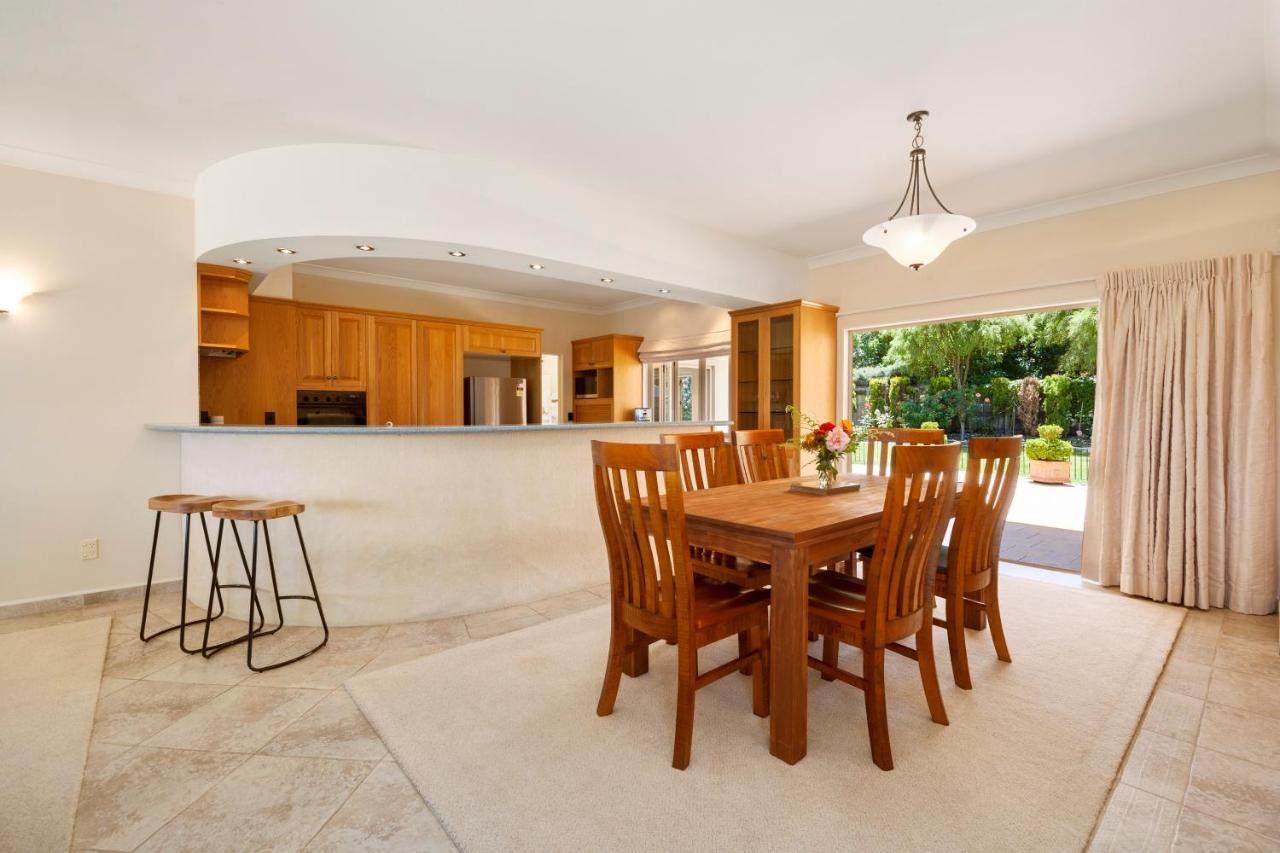 Lake View By Town Taupo Exterior photo